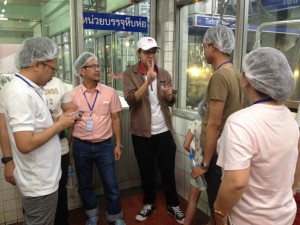สำนักงาน อ.ส.ค. ภาคใต้ ยินดีต้อนรับ ดร.โชคชัย  สุทธาเวศ อาจารย์ภาควิชาสังคมศาสตร์ มหาวิทยาลัย มหิดล พร้อมคณะนักศึกษาหลักสูตรรัฐประศาสนศาสตร์ดุษฎีบัณฑิต เข้าเยี่ยมชมโรงงานผลิตผลิตนมปราณบุรี(อ.ส.ค.ภาคใต้)วันที่ 26 กรกฎาคม 2558