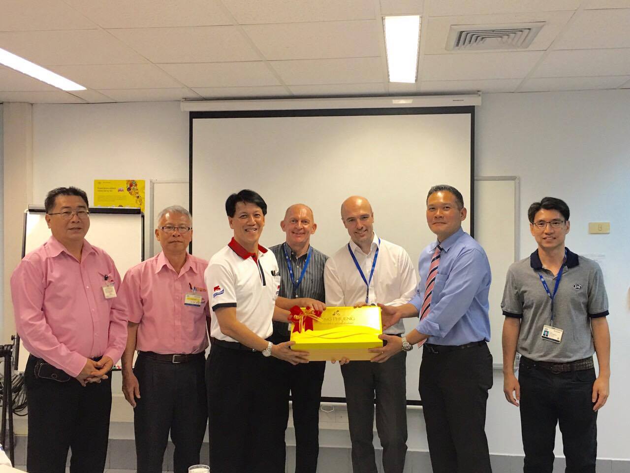 ดร.ณรงค์ฤทธิ์ วงศ์สุวรรณ ผู้อำนวยการ อ.ส.ค.นำทีมผู้บริหาร อ.ส.ค.เยี่ยมชมกิจการ บริษัท เอส ไอ จี คอมบิบล็อค (ประเทศไทย) จำกัด