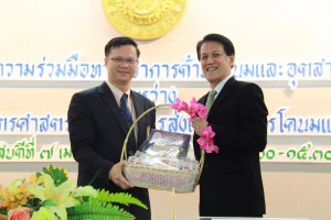 มหาวิทยาลับเกษตรศาสตร์ และองค์การส่งเสริมกิจการโคนมแห่งประเทศไทย ได้ตกลงร่วมกัน ที่จะ "สานต่อความสัมพันธ์" ในการพัฒนาวิชาการด้านโคนมและอุตสาหกรรมนมโค เพื่อสร้างความสามารถในการแข่งขันในระดับสากล ตลอดจนความมั่นคงและยั่งยืนของอุตสาหกรรมนมโคไทย โดยจัดให้มีพิธีลงนามความร่วมมือ ระหว่าง ดร.จงรัก วัชรินทร์รัตน์ รักษาการแทนอธิบดี มก. และ ดร.ณรงค์ฤทธิ์ วงศ์สุวรรณ ผุ้อำนวยการ อ.ส.ค. เมื่อวันที่ 7 เมษายน 2559 เวลา 14.30-15.45 น. ณ ห้องกำพล อดุลวิทย์ อาคารสารนิเทศ 50 ปี มหาวิทยาลับเกษตรศาสตร์ กรุงเทพ
