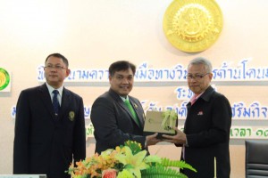 มหาวิทยาลับเกษตรศาสตร์ และองค์การส่งเสริมกิจการโคนมแห่งประเทศไทย ได้ตกลงร่วมกัน ที่จะ "สานต่อความสัมพันธ์" ในการพัฒนาวิชาการด้านโคนมและอุตสาหกรรมนมโค เพื่อสร้างความสามารถในการแข่งขันในระดับสากล ตลอดจนความมั่นคงและยั่งยืนของอุตสาหกรรมนมโคไทย โดยจัดให้มีพิธีลงนามความร่วมมือ ระหว่าง ดร.จงรัก วัชรินทร์รัตน์ รักษาการแทนอธิบดี มก. และ ดร.ณรงค์ฤทธิ์ วงศ์สุวรรณ ผุ้อำนวยการ อ.ส.ค. เมื่อวันที่ 7 เมษายน 2559 เวลา 14.30-15.45 น. ณ ห้องกำพล อดุลวิทย์ อาคารสารนิเทศ 50 ปี มหาวิทยาลับเกษตรศาสตร์ กรุงเทพ