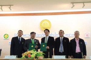 มหาวิทยาลับเกษตรศาสตร์ และองค์การส่งเสริมกิจการโคนมแห่งประเทศไทย ได้ตกลงร่วมกัน ที่จะ "สานต่อความสัมพันธ์" ในการพัฒนาวิชาการด้านโคนมและอุตสาหกรรมนมโค เพื่อสร้างความสามารถในการแข่งขันในระดับสากล ตลอดจนความมั่นคงและยั่งยืนของอุตสาหกรรมนมโคไทย โดยจัดให้มีพิธีลงนามความร่วมมือ ระหว่าง ดร.จงรัก วัชรินทร์รัตน์ รักษาการแทนอธิบดี มก. และ ดร.ณรงค์ฤทธิ์ วงศ์สุวรรณ ผุ้อำนวยการ อ.ส.ค. เมื่อวันที่ 7 เมษายน 2559 เวลา 14.30-15.45 น. ณ ห้องกำพล อดุลวิทย์ อาคารสารนิเทศ 50 ปี มหาวิทยาลับเกษตรศาสตร์ กรุงเทพ