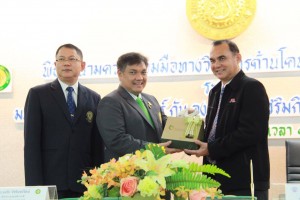 มหาวิทยาลับเกษตรศาสตร์ และองค์การส่งเสริมกิจการโคนมแห่งประเทศไทย ได้ตกลงร่วมกัน ที่จะ "สานต่อความสัมพันธ์" ในการพัฒนาวิชาการด้านโคนมและอุตสาหกรรมนมโค เพื่อสร้างความสามารถในการแข่งขันในระดับสากล ตลอดจนความมั่นคงและยั่งยืนของอุตสาหกรรมนมโคไทย โดยจัดให้มีพิธีลงนามความร่วมมือ ระหว่าง ดร.จงรัก วัชรินทร์รัตน์ รักษาการแทนอธิบดี มก. และ ดร.ณรงค์ฤทธิ์ วงศ์สุวรรณ ผุ้อำนวยการ อ.ส.ค. เมื่อวันที่ 7 เมษายน 2559 เวลา 14.30-15.45 น. ณ ห้องกำพล อดุลวิทย์ อาคารสารนิเทศ 50 ปี มหาวิทยาลับเกษตรศาสตร์ กรุงเทพ
