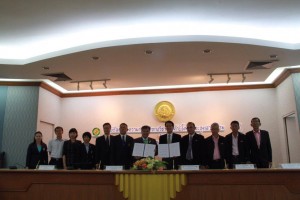 มหาวิทยาลับเกษตรศาสตร์ และองค์การส่งเสริมกิจการโคนมแห่งประเทศไทย ได้ตกลงร่วมกัน ที่จะ "สานต่อความสัมพันธ์" ในการพัฒนาวิชาการด้านโคนมและอุตสาหกรรมนมโค เพื่อสร้างความสามารถในการแข่งขันในระดับสากล ตลอดจนความมั่นคงและยั่งยืนของอุตสาหกรรมนมโคไทย โดยจัดให้มีพิธีลงนามความร่วมมือ ระหว่าง ดร.จงรัก วัชรินทร์รัตน์ รักษาการแทนอธิบดี มก. และ ดร.ณรงค์ฤทธิ์ วงศ์สุวรรณ ผุ้อำนวยการ อ.ส.ค. เมื่อวันที่ 7 เมษายน 2559 เวลา 14.30-15.45 น. ณ ห้องกำพล อดุลวิทย์ อาคารสารนิเทศ 50 ปี มหาวิทยาลับเกษตรศาสตร์ กรุงเทพ